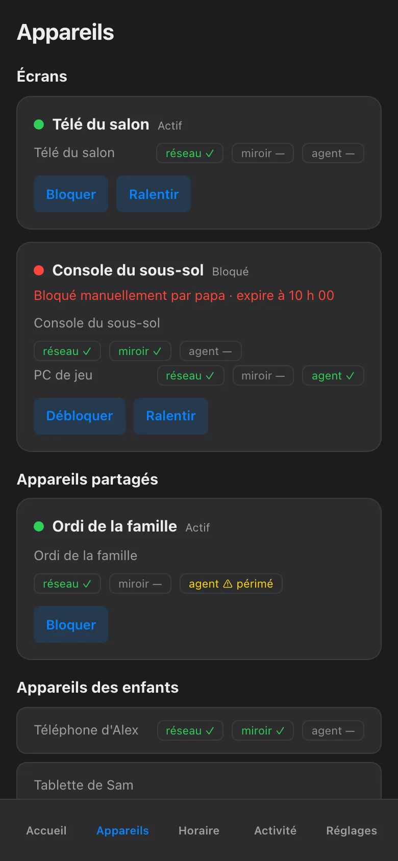 A device detail screen in French showing a hold on Alex's PC: blocked by a parent, held until 10:00, with the network layer confirmed