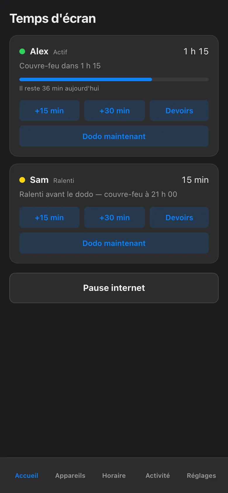 The Home screen in French on a phone: one card per child — Alex and Sam — each with a status dot, time remaining, and next event, above a large pause button and quick actions